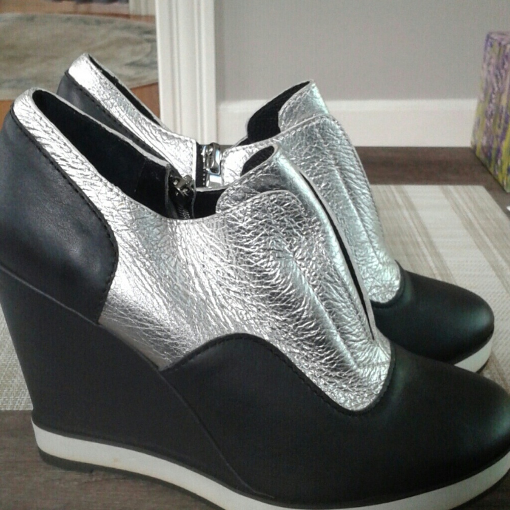 Nanette Lepore silver and black boots 8.5